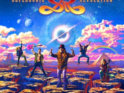 Arjen Lucassen’s Supersonic Revolution – Golden Age Of Music (recensie)