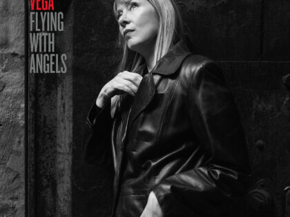 Suzanne Vega – Flying With Angels (recensie)